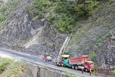 云南迪慶公路局搶抓有利天氣全力推進瀝青路面預防性養護工作