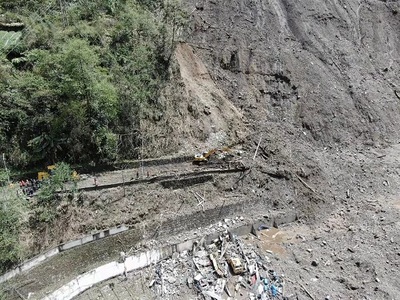獨龍江突發泥石流 怒江公路局積極開展搶險保通救援工作