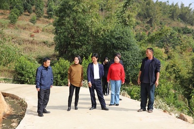 云南省公路局赴臨滄看望慰問駐村工作隊員