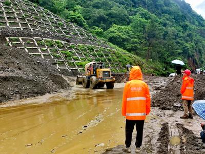 云南怒江 黨建引領(lǐng)戰(zhàn)水毀，抗汛保通擔(dān)使命——云南省公路局全力守護(hù)交通生命線